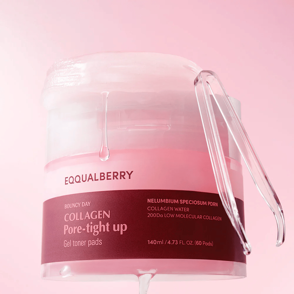 En pakke med Collagen Pore-Tight Up Gel Toner Pads, med en rosa tone og aktive ingredienser som kollagen og Nelumbium Speciosum. Produktet viser hvordan gel fra masken drypper fra kanten av boksen.