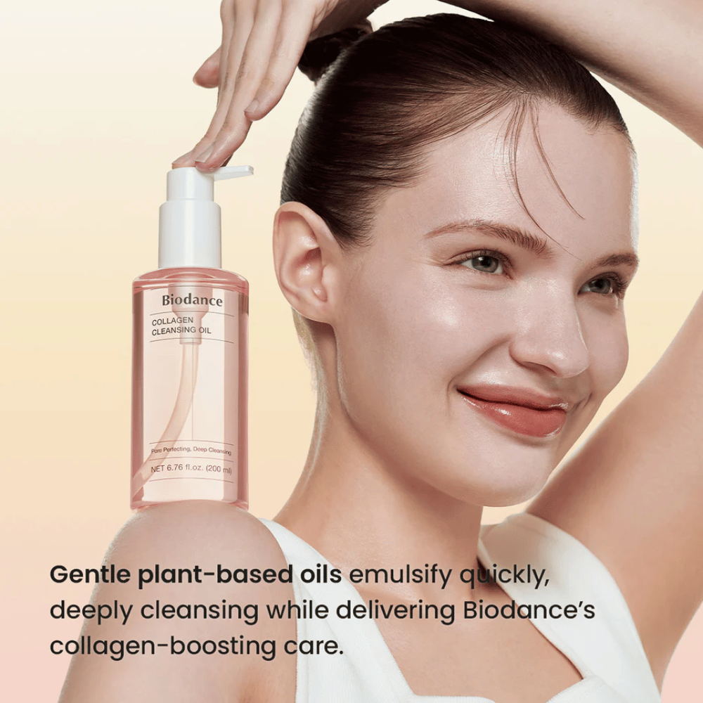 Smilende kvinne med glødende hud bruker Biodance Collagen Cleansing Oil. Produktet vises tydelig med tekst om plantebaserte oljer og kollagenstøttende rens.