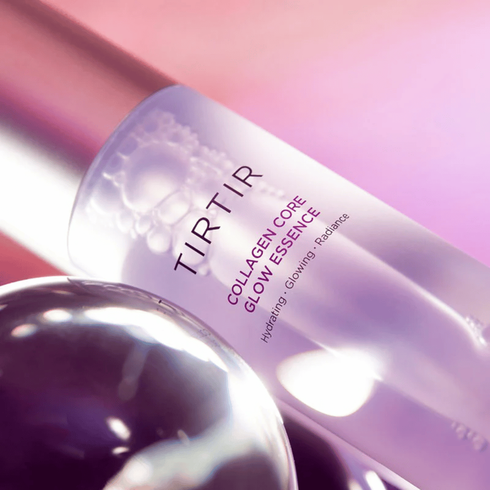 Nærbilde av TIRTIR Collagen Core Glow Essence – glødgivende essens i elegant lilla flaske med fokus på fuktighet og hudens naturlige glød.