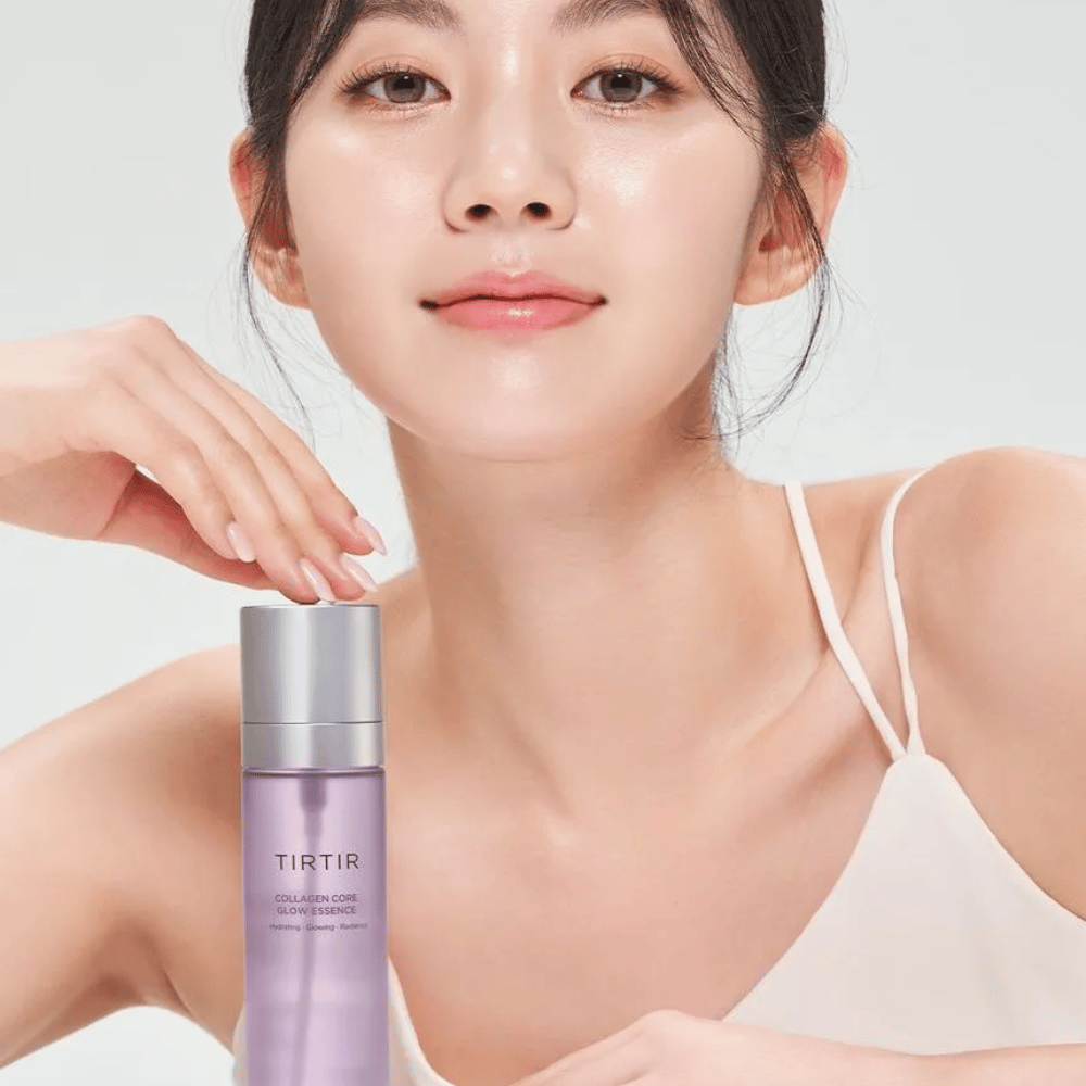Kvinne med strålende hud poserer med TIRTIR Collagen Core Glow Essence – en glødgivende essens for fastere og fuktet hud.