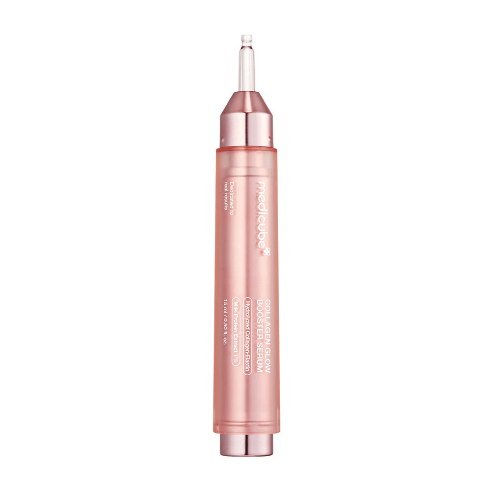 Medicube Collagen Glow Booster Serum er et avansert hudpleieprodukt designet for å forbedre hudens glød og elastisitet. Emballasjen er elegant i rosa, noe som fremhever serumets fokus på å gi huden en ungdommelig og strålende glød.
