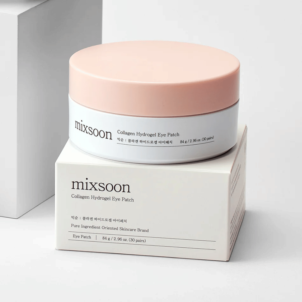 Bilde av Mixsoon Collagen Hydrogel Eye Patch. Boksen er rosa og hvit og inneholder 84 g av øyeplaster med kollagen. Den ligger på en hvit kartong med tekst som beskriver produktet og dets innhold. Designen er stilren og moderne, perfekt for øyepleie.