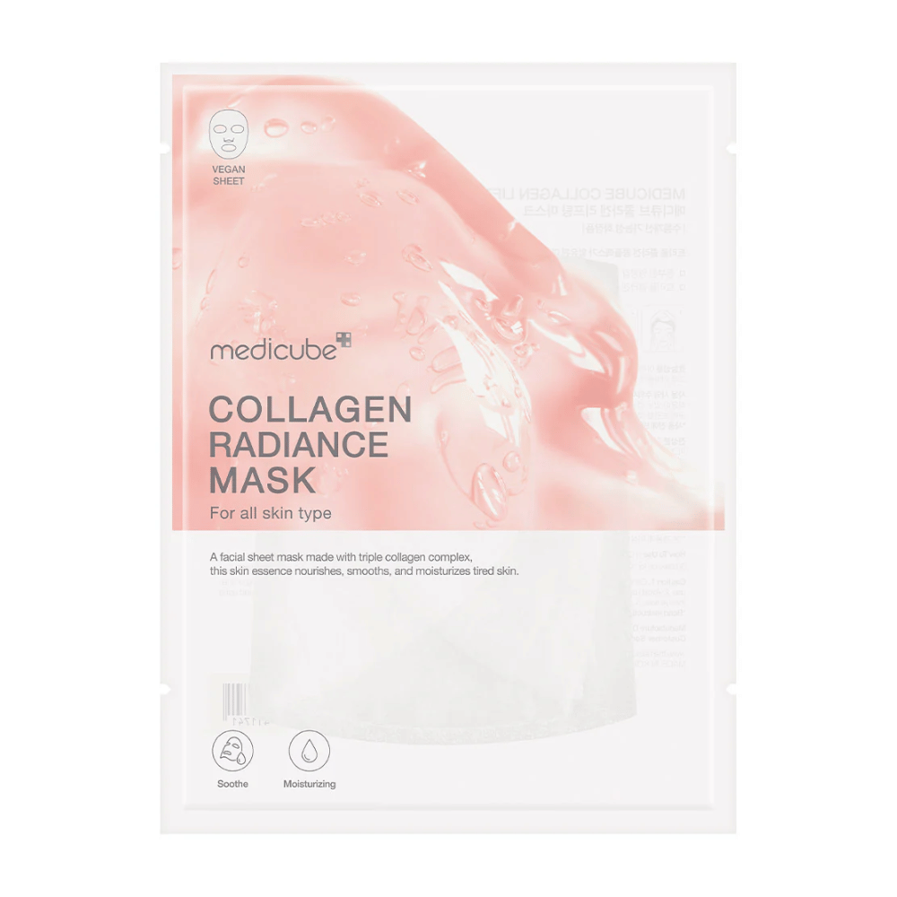 Emballasjen til "Medicube Collagen Radiance Mask," en ansiktsmaske med tre typer av kollagenkompleks. Masken er beregnet for alle hudtyper og lover å fukte, jevne ut og gi glans til trett hud. Emballasjen er i en lys farge med tydelig tekst og grafiske elementer som fremhever produktets egenskaper.