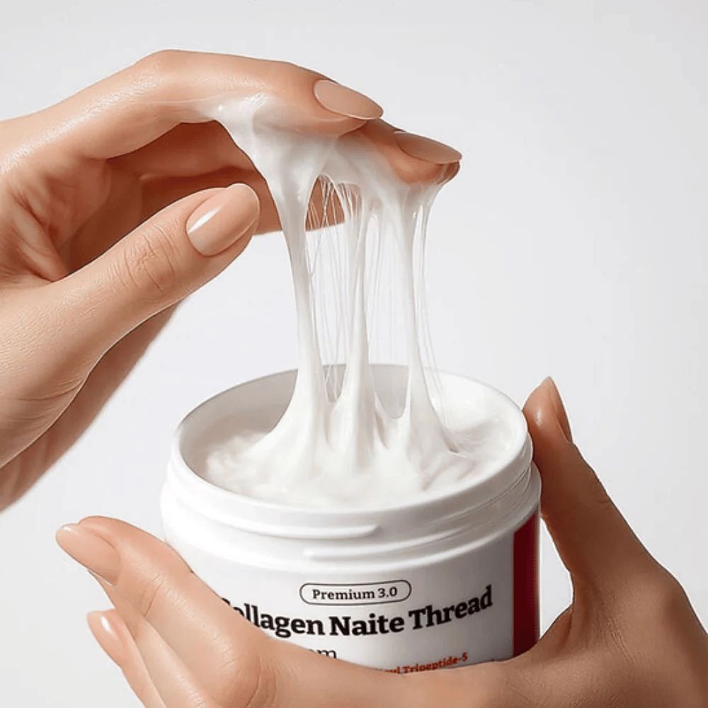 Nærbilde av MEDIPEEL Collagen Naite Thread Neck Cream Premium 3.0 som viser trådaktig, elastisk kremtekstur med kollagen som gir intensiv fuktighet og fastere hud på hals og kjevelinje.