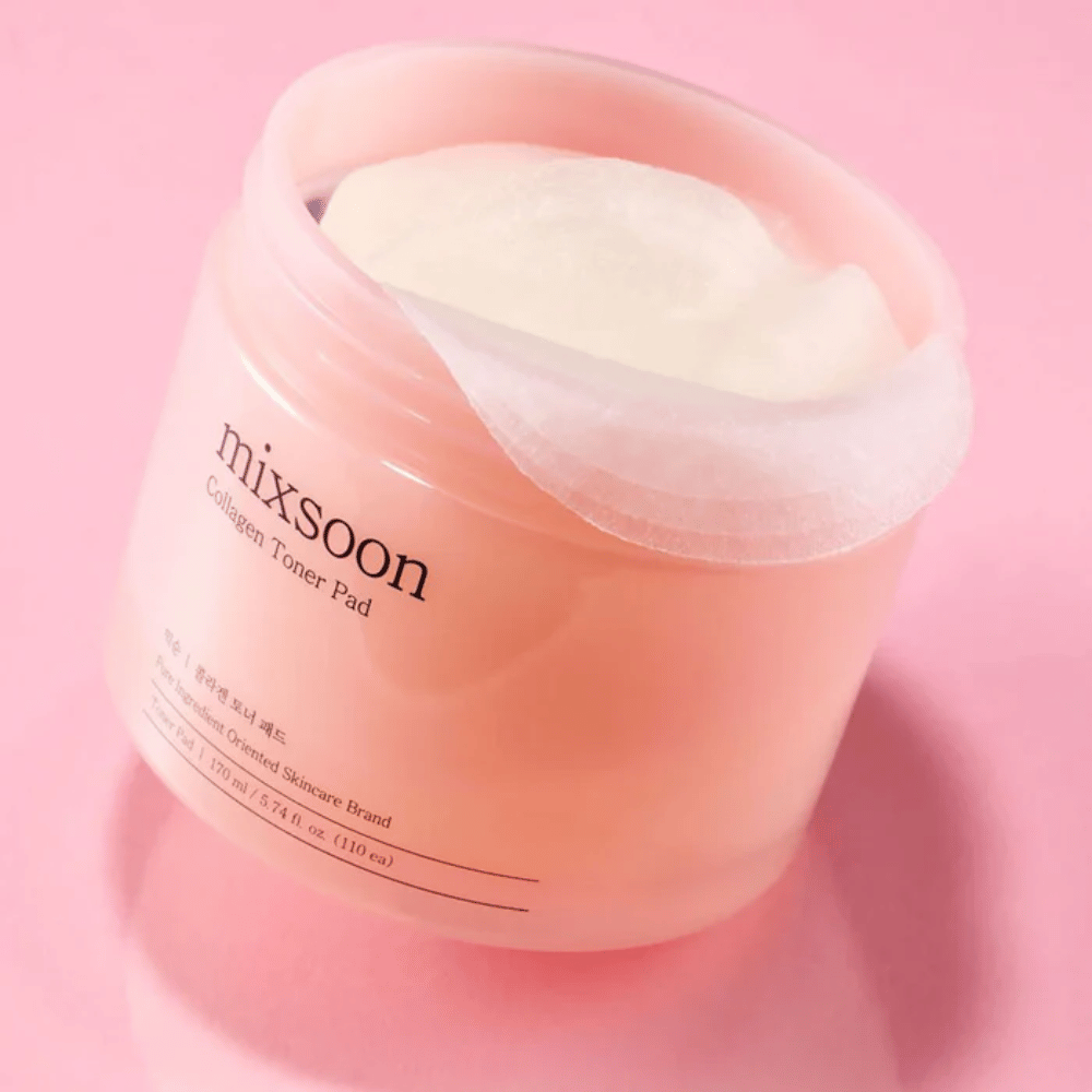 Mixsoon Collagen Toner Pad med 110 pads i en rosa boks, fotografert mot en rosa bakgrunn.