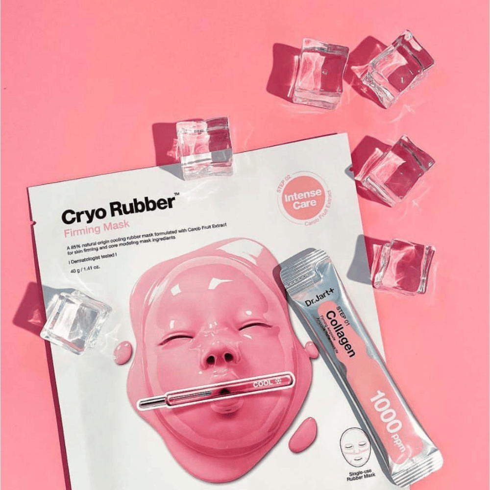 Et Dr.Jart+ produktbilde av Cryo Rubber™ Firming Mask omgitt av isbiter på en rosa bakgrunn, sammen med en tube merket "Collagen 1000 ppm".