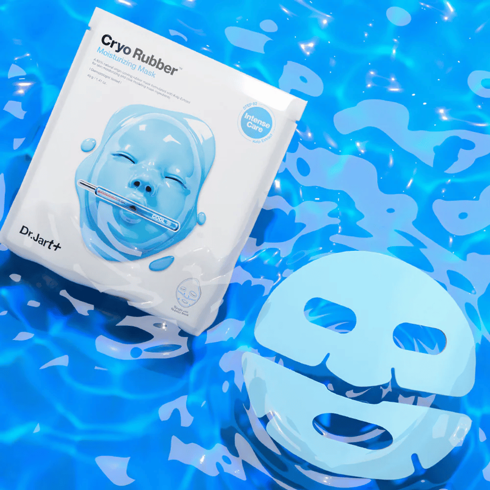 Dr.Jart+ Cryo Rubber Moisturizing Mask i blå emballasje ligger på vannoverflaten sammen med blå gummimaske. Produktet fremheves som intensiv fuktpleie.
