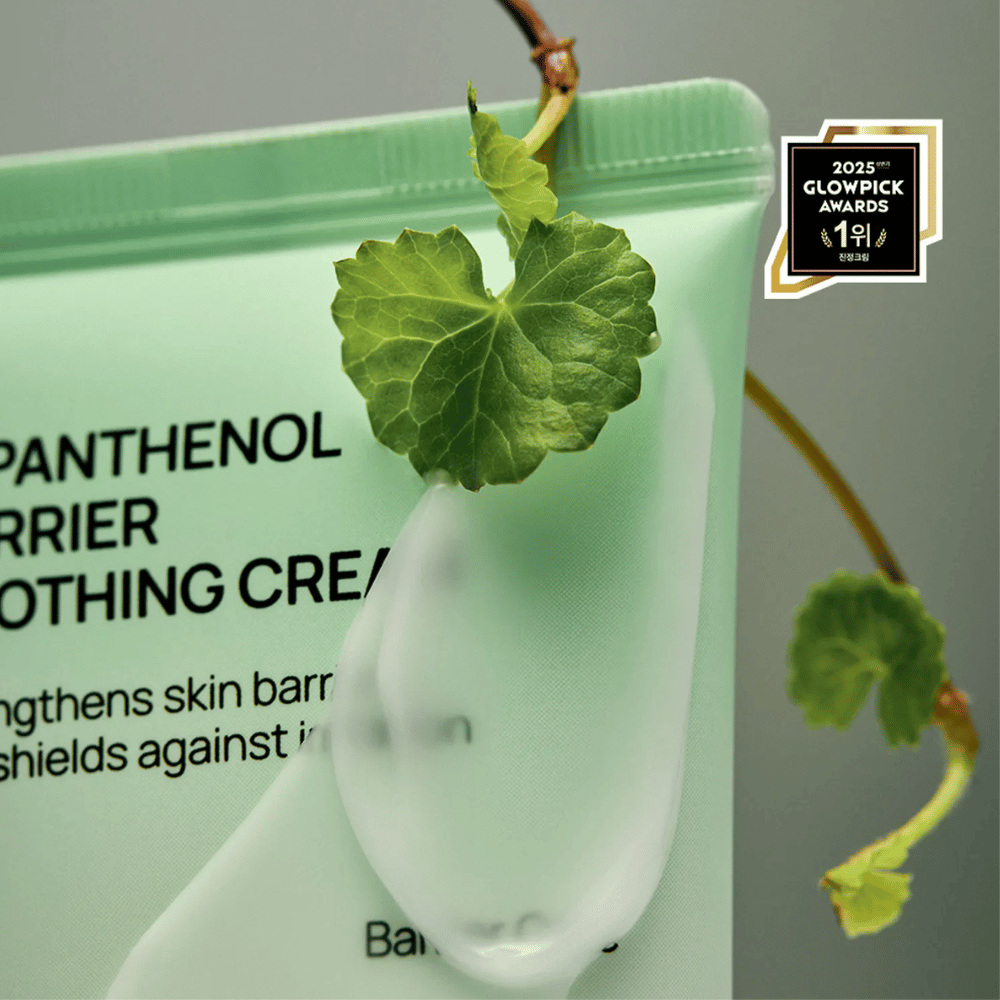 Jumiso D-Panthenol Barrier Soothing Cream med krem og grønn plante, fremhever naturlige ingredienser.