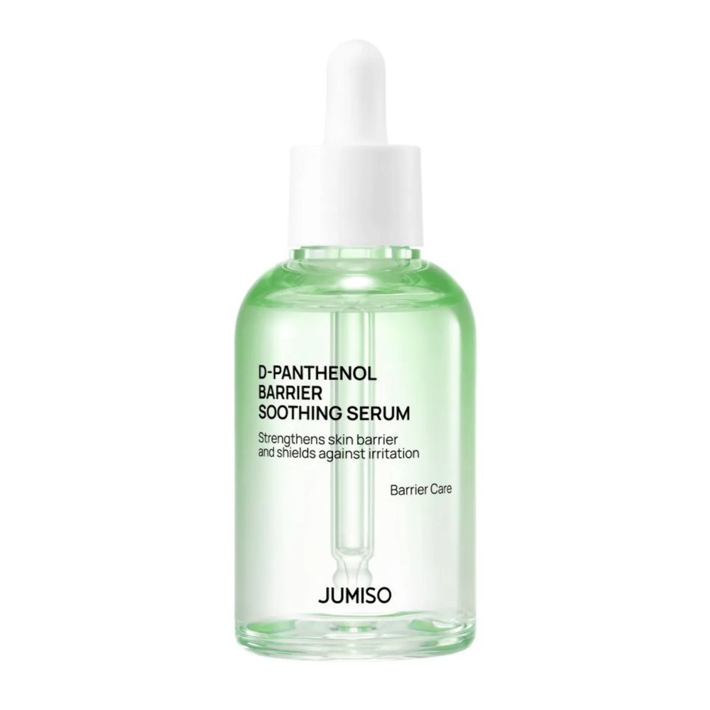 Studiofoto av Jumiso D-Panthenol Barrier Soothing Serum i grønn glassflaske med pipette, mot hvit bakgrunn.