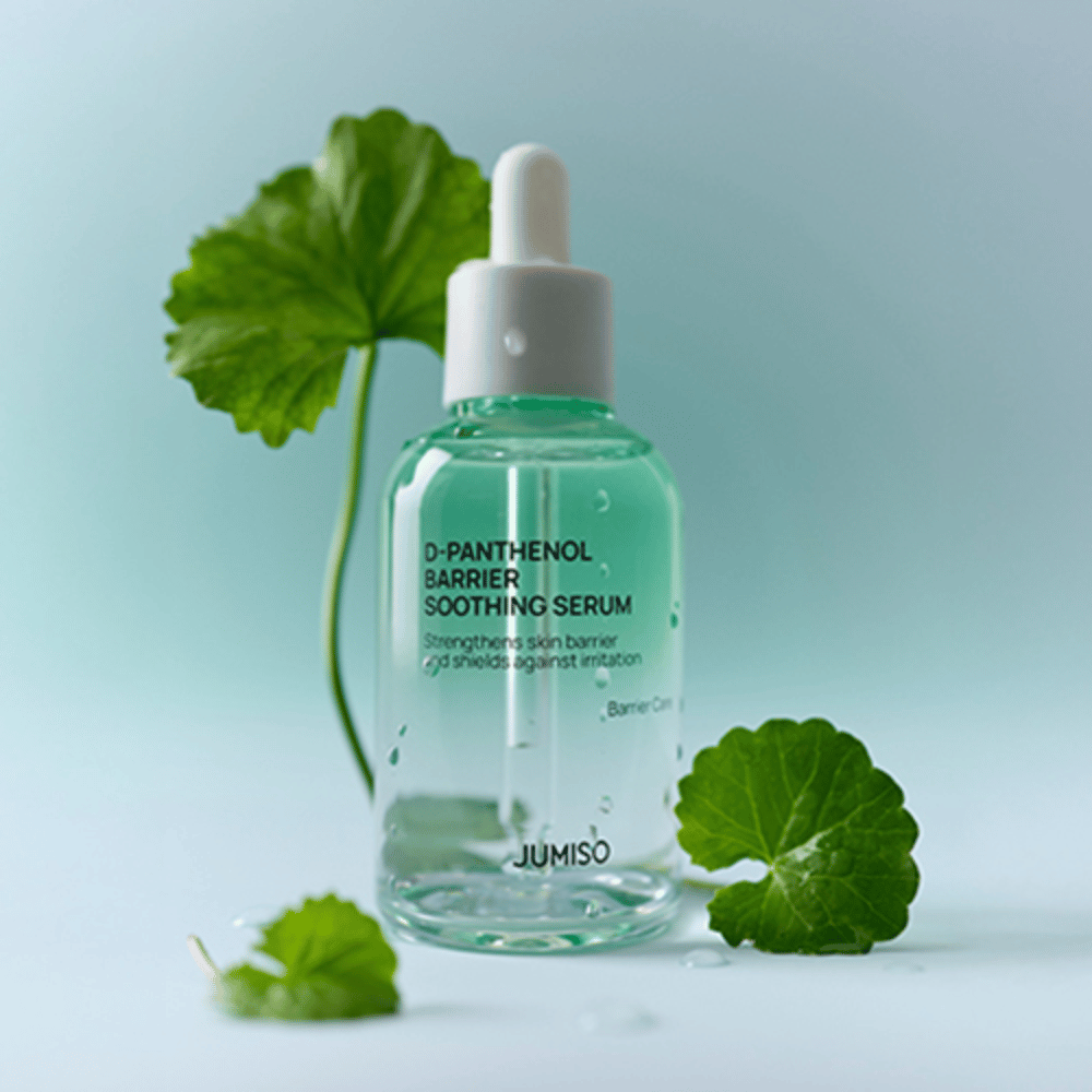 Jumiso D-Panthenol Barrier Soothing Serum i gjennomsiktig glassflaske med pipette, plassert med grønne blader i bakgrunnen.