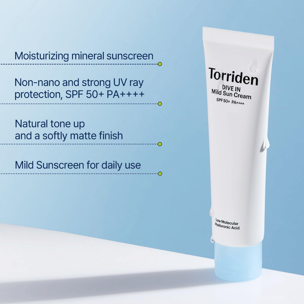 En tube med solkremen står mot en lyseblå bakgrunn med tekst som beskriver egenskaper som SPF 50+, fuktighet og daglig bruk.