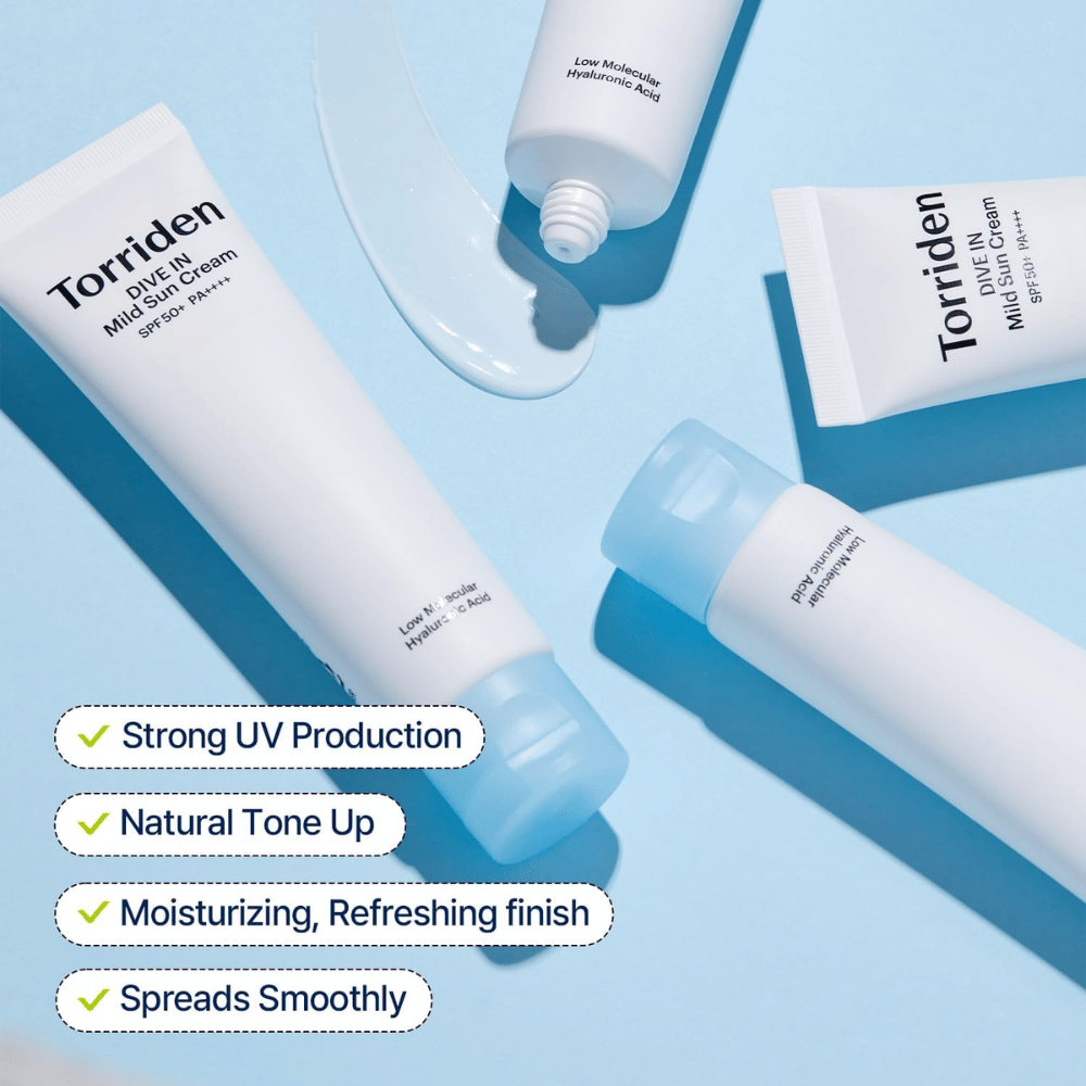 Flere tuber av Torriden DIVE-IN Mild Sun Cream ligger spredt utover på en blå bakgrunn med litt produkt smurt utover. Teksten fremhever fordeler som UV-beskyttelse, fuktighet og jevn påføring.