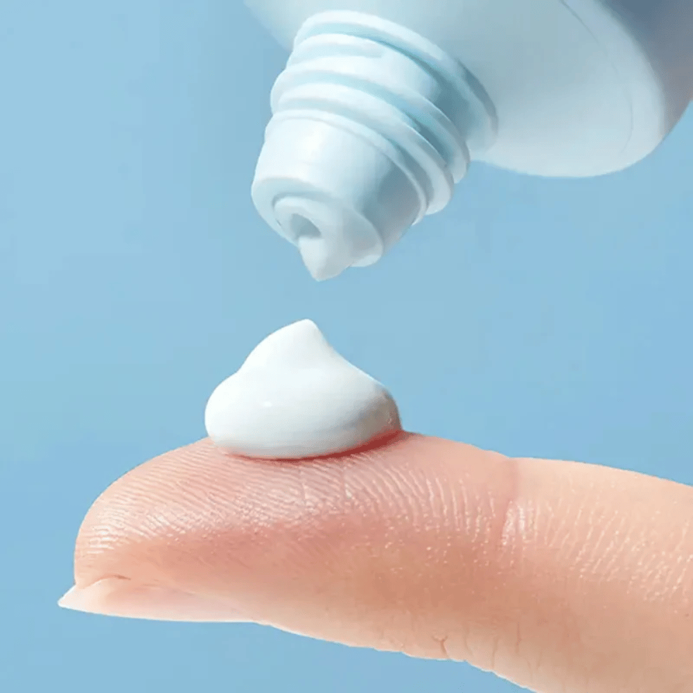 Nærbilde av Torriden DIVE-IN Moisture Sun Cream med myk, fuktgivende tekstur som doseres på fingertuppen for daglig solbeskyttelse.