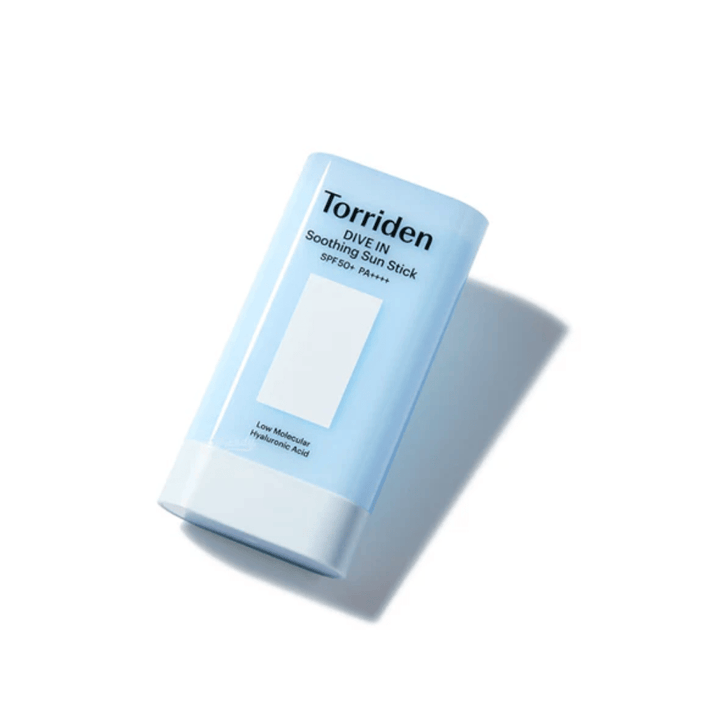 Torriden DIVE IN Soothing Sun Stick SPF50+ PA++++ fotografert i vinkel som fremhever det kompakte og smidige designet.