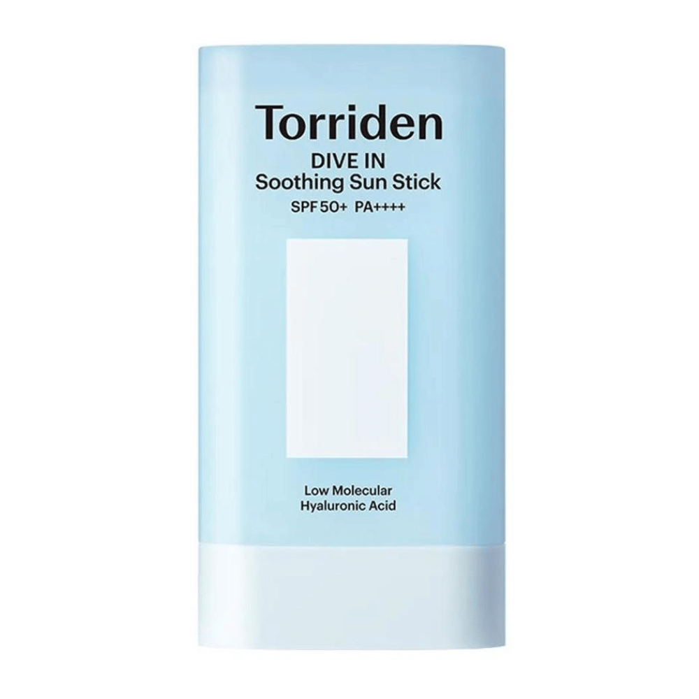 Torriden DIVE IN Soothing Sun Stick SPF50+ PA++++ med lavmolekylær hyaluronsyre i lyseblå emballasje mot nøytral bakgrunn.