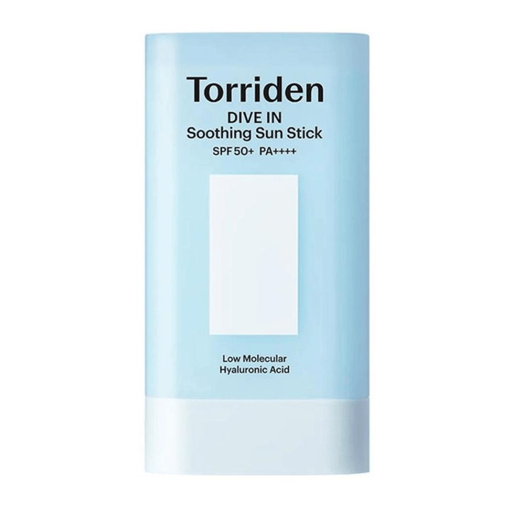 Torriden DIVE IN Soothing Sun Stick SPF50+ PA++++ med lavmolekylær hyaluronsyre i lyseblå emballasje mot nøytral bakgrunn.