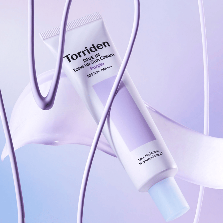 Torriden DIVE IN Tone Up Sun Cream Purple SPF50+ PA++++ presentert i et kreativt produktmiljø med lilla detaljer som fremhever den fuktighetsgivende formelen.