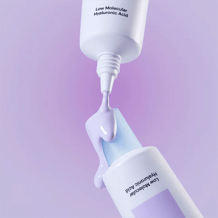 Nærbilde av Torriden DIVE IN Tone Up Sun Cream Purple der den lilla kremen påføres fra tuben for å illustrere produktets konsistens.