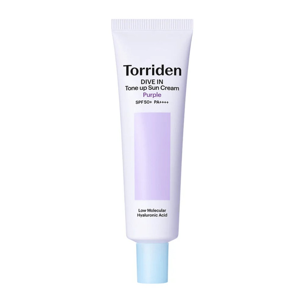 Torriden DIVE IN Tone Up Sun Cream Purple SPF50+ PA++++ i hvit og lilla tube med hyaluronsyre med lav molekylvekt mot nøytral bakgrunn.