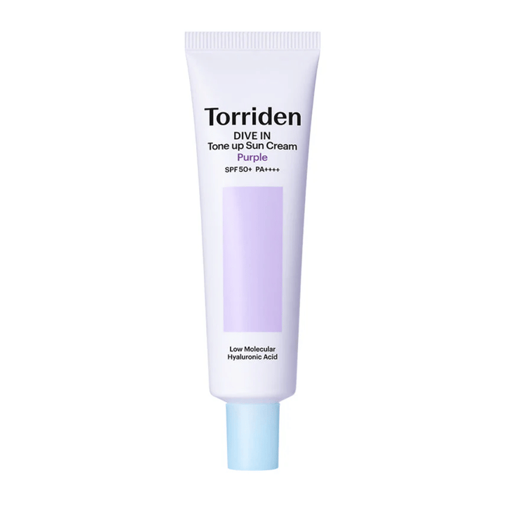 Torriden DIVE IN Tone Up Sun Cream Purple SPF50+ PA++++ i hvit og lilla tube med hyaluronsyre med lav molekylvekt mot nøytral bakgrunn.