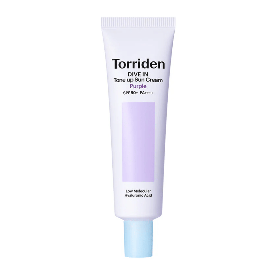 Torriden DIVE IN Tone Up Sun Cream Purple SPF50+ PA++++ i hvit og lilla tube med hyaluronsyre med lav molekylvekt mot nøytral bakgrunn.