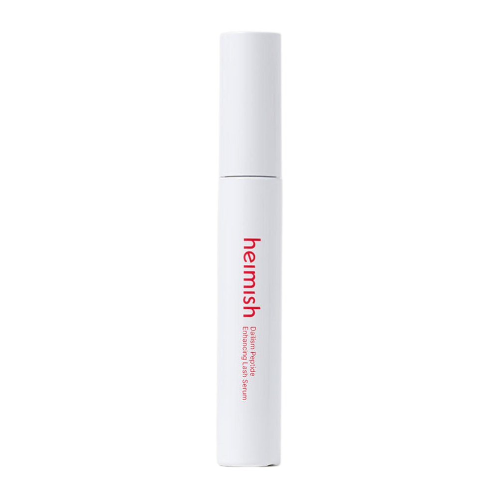 Produktbilde av Heimish Dailism Peptide Enhancing Lash Serum mot lys bakgrunn. Det vippepleiende serumet presenteres i en stilren hvit emballasje med fokus på daglig pleie og styrkende effekt for øyevippene.