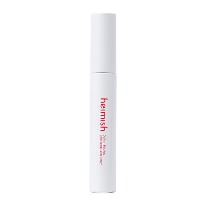 Produktbilde av Heimish Dailism Peptide Enhancing Lash Serum mot lys bakgrunn. Det vippepleiende serumet presenteres i en stilren hvit emballasje med fokus på daglig pleie og styrkende effekt for øyevippene.