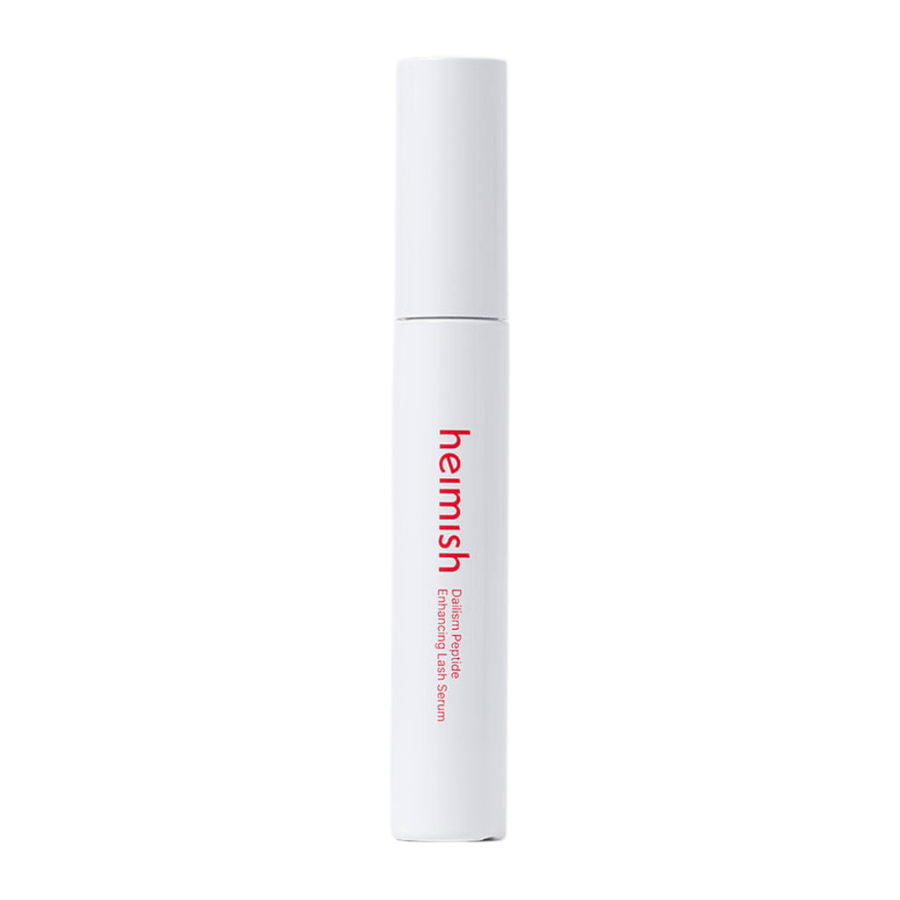 Produktbilde av Heimish Dailism Peptide Enhancing Lash Serum mot lys bakgrunn. Det vippepleiende serumet presenteres i en stilren hvit emballasje med fokus på daglig pleie og styrkende effekt for øyevippene.