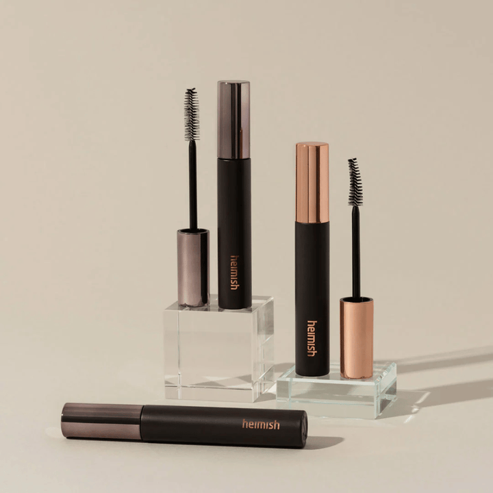 Heimish Dailism Smudge Stop Mascara med synlige børster som viser forskjellen mellom volum- og krøllebørste.
