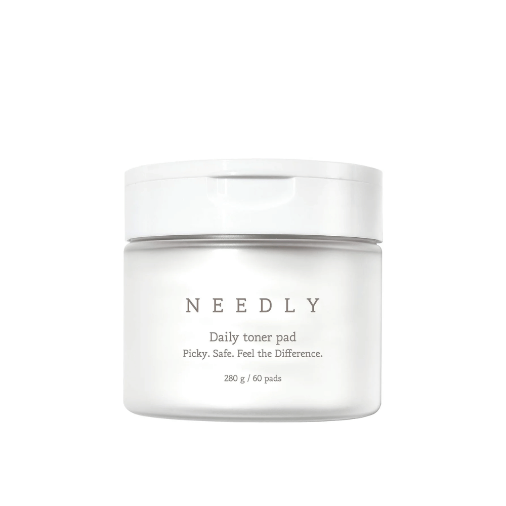 En hvit boks med Needly Daily Toner Pad. Emballasjen har minimalistisk tekst som beskriver produktet og inneholder 280 g, tilsvarende 60 tonerpads. Teksten lyder 'Picky. Safe. Feel the Difference.