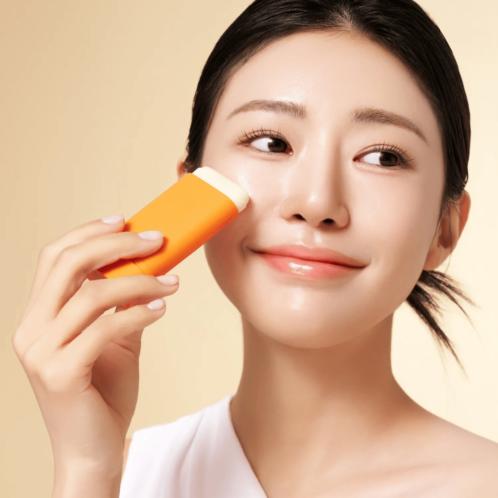 Purito Daily Soft Touch Sunscreen Stick er enkel å påføre direkte på huden – uten kliss eller hvite rester. Den er perfekt for sensitiv hud og gir en silkemyk solbeskyttelse med SPF50+ PA++++.