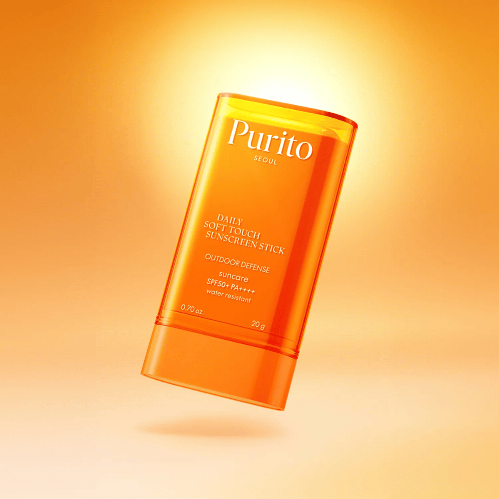 Purito Daily Soft Touch Sunscreen Stick med SPF50+ PA++++ gir vannresistent beskyttelse mot UVA/UVB. Den lette formelen glir smidig over huden uten å klisse – perfekt for daglig beskyttelse utendørs.