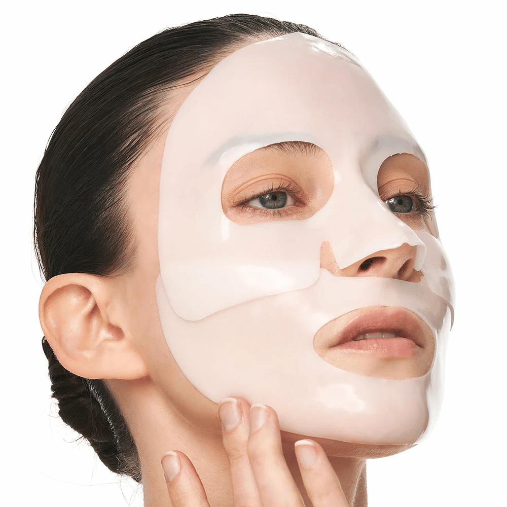 Kvinne med Sungboon Editor Deep Collagen Power Boosting Mask i hydrogel, en fuktighetsgivende Sheet mask som styrker hudens elastisitet.
