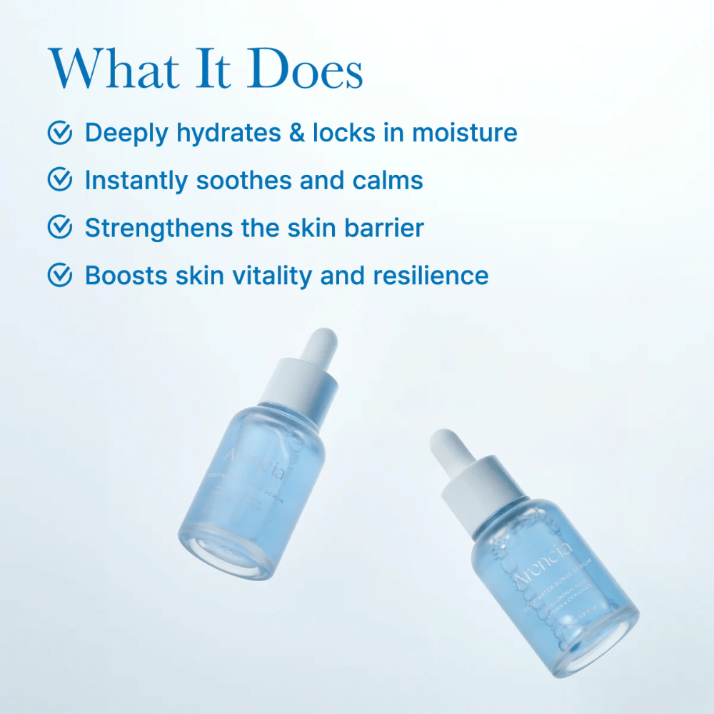 To flasker Arencia Deep Water Surge Serum som fremhever serumets lette, vannbaserte tekstur for intensiv fuktighet og balansert hud.