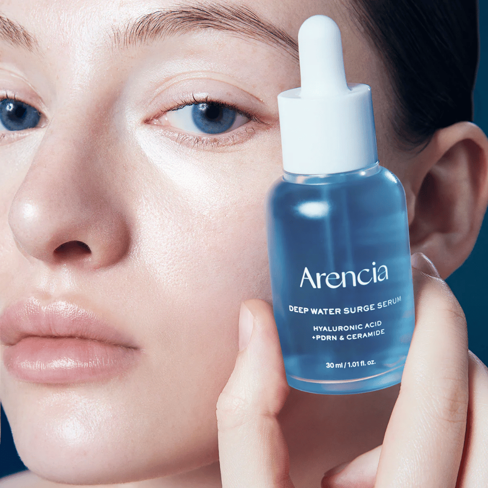 Modell påfører Arencia Deep Water Surge Serum – fuktighetsgivende koreansk serum med hyaluronsyre, PDRN og ceramider som beroliger sensitiv hud og styrker hudbarrieren.