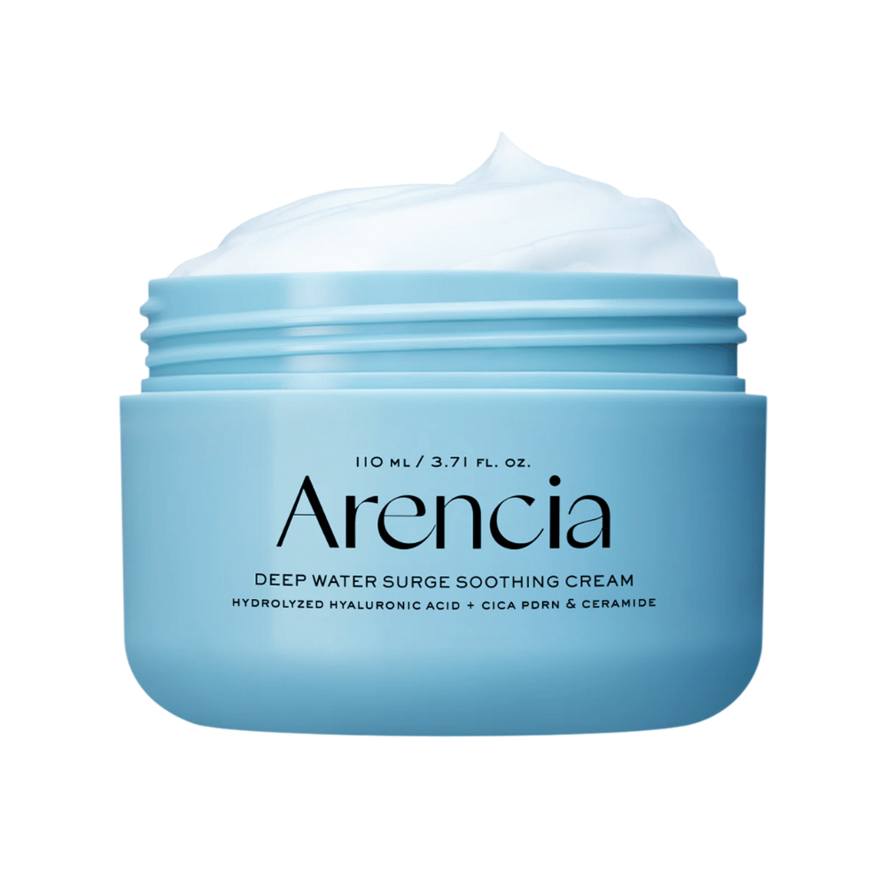 Nærbilde av Arencia Deep Water Surge Soothing Cream som viser kremens myke, avkjølende konsistens for dyp fuktighet av tørr og sensitiv hud.
