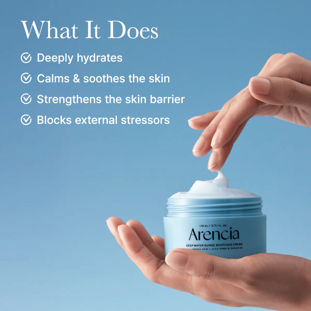 Påføring av Arencia Deep Water Surge Soothing Cream – lett gelkrem med hyaluronsyre og ceramider som absorberes raskt uten å føles klissete.