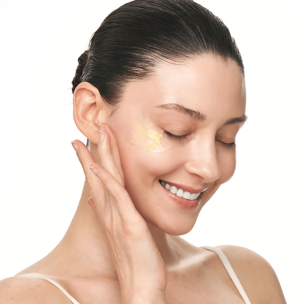 Person masserer inn Sungboon Editor Deep Collagen Retinol Capsule Cream på kinnet. Produktet gir glød, fasthet og langvarig fuktighet.