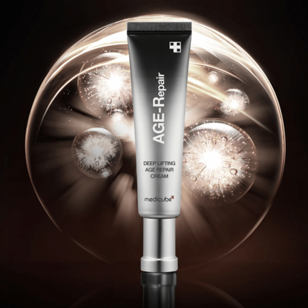 Medicube Deep Lifting Age Repair Cream i sølv tube mot bakgrunn med lyseffekter, symboliserer anti-aging og hudfornyelse.
