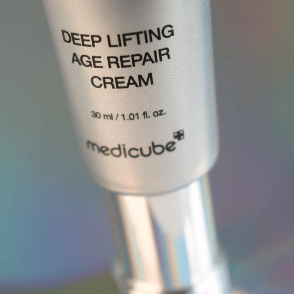 Nærbilde av Medicube Deep Lifting Age Repair Cream i sølvforpakning, 30 ml.