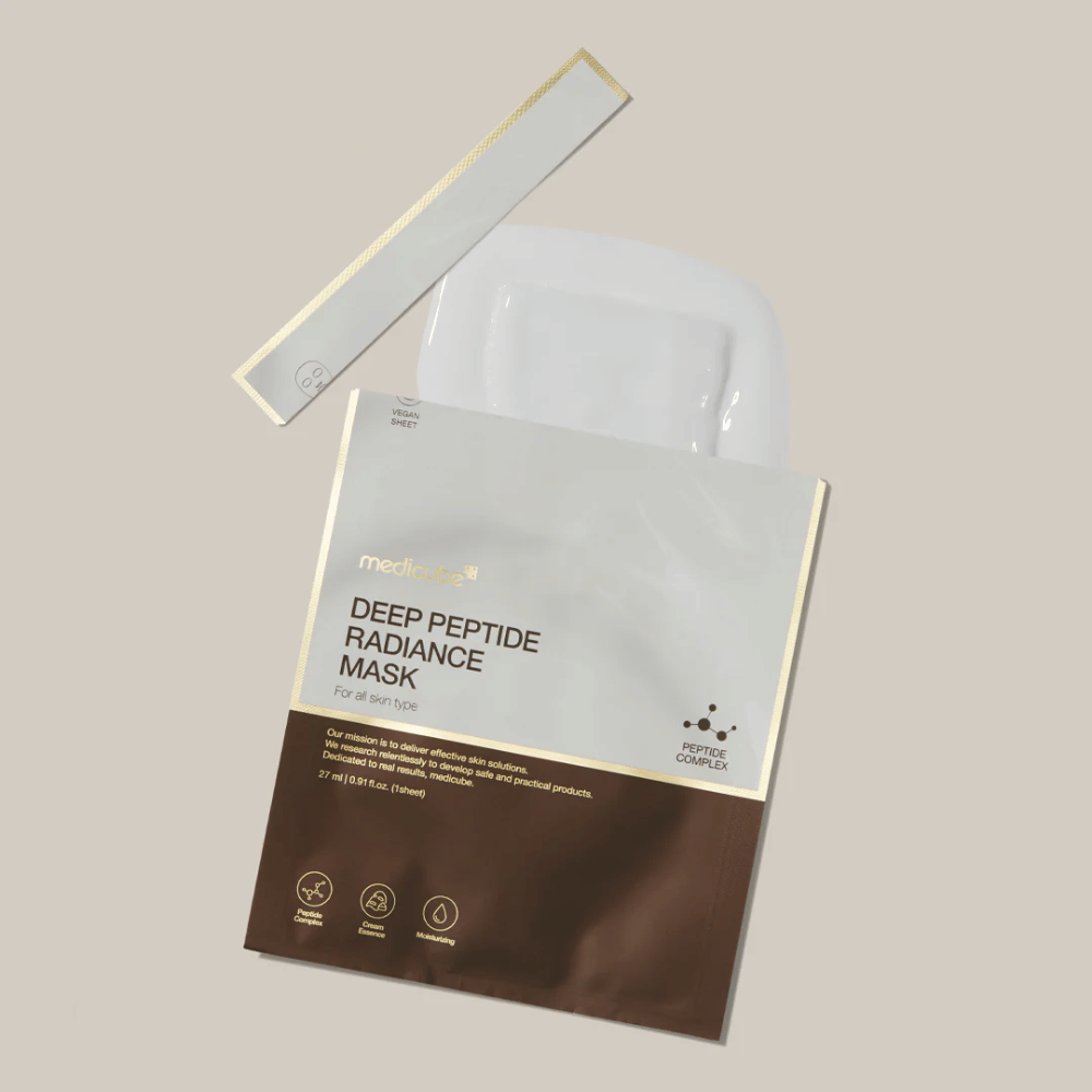 Medicube Deep Peptide Radiance Mask i åpnet forpakning med synlig Sheet mask, flytende presentasjon på nøytral bakgrunn.