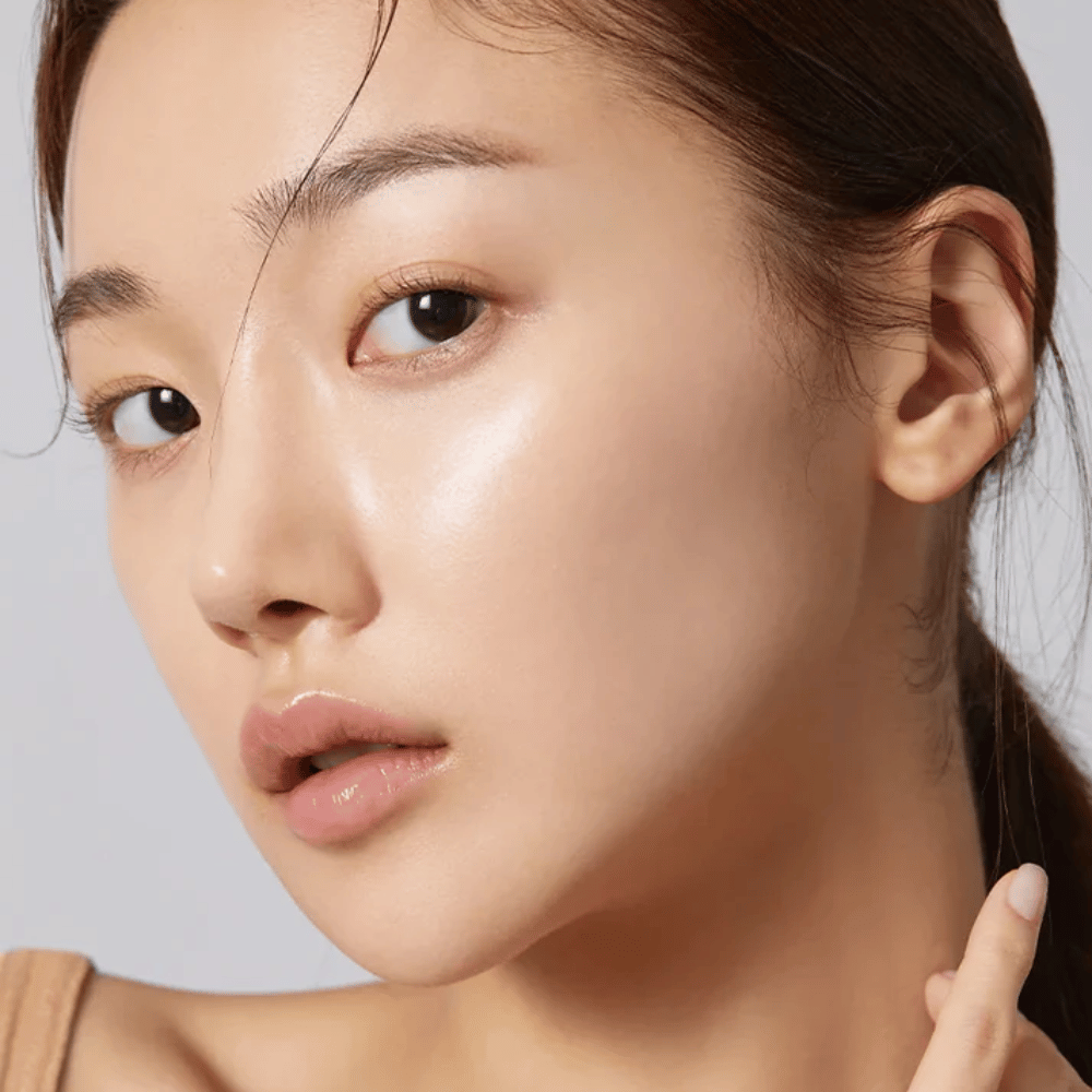 Nærbilde av modell med klar, fuktet hud og naturlig glød etter bruk av koreansk Sheet mask.