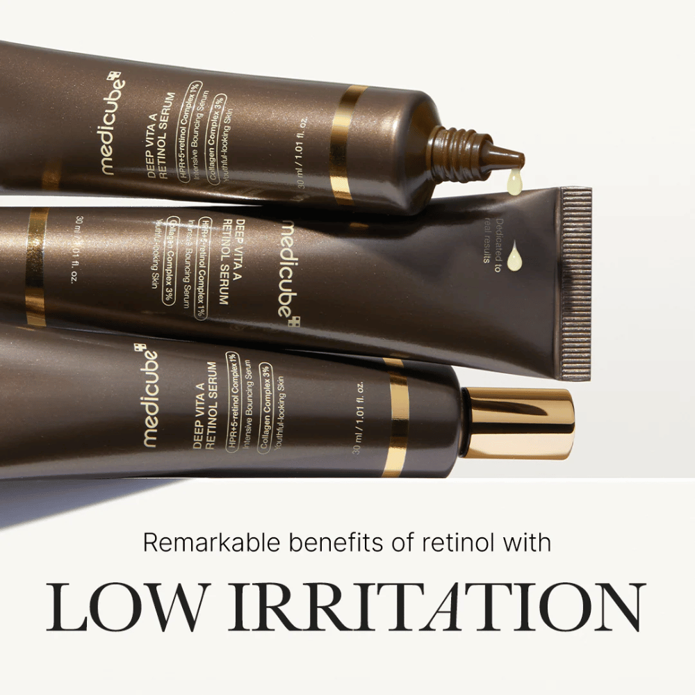 Tre tuber av Medicube Deep Vita A Retinol Serum med dråper av serum, fremhever fordelene med retinolet med lav irritasjon.