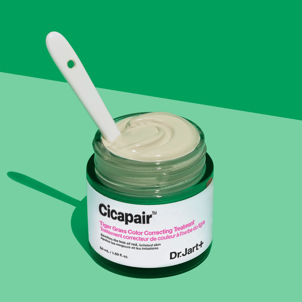 En boks Cicapair Tiger Grass Color Correcting Treatment 50ml av Dr Jart+ på grønn bakgrunn.
