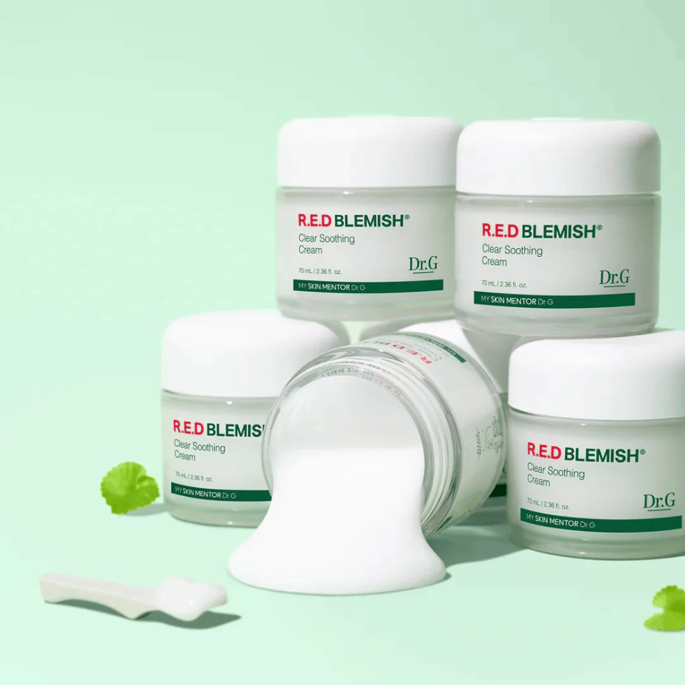 Dr.G R.E.D Blemish Clear Soothing Cream tilbyr intensiv fuktighet og lindring for sensitiv hud. Formelen med Centella Asiatica og hyaluronsyre styrker hudens barriere og reduserer irritasjon. Perfekt for daglig bruk for en balansert og klar hudtone.