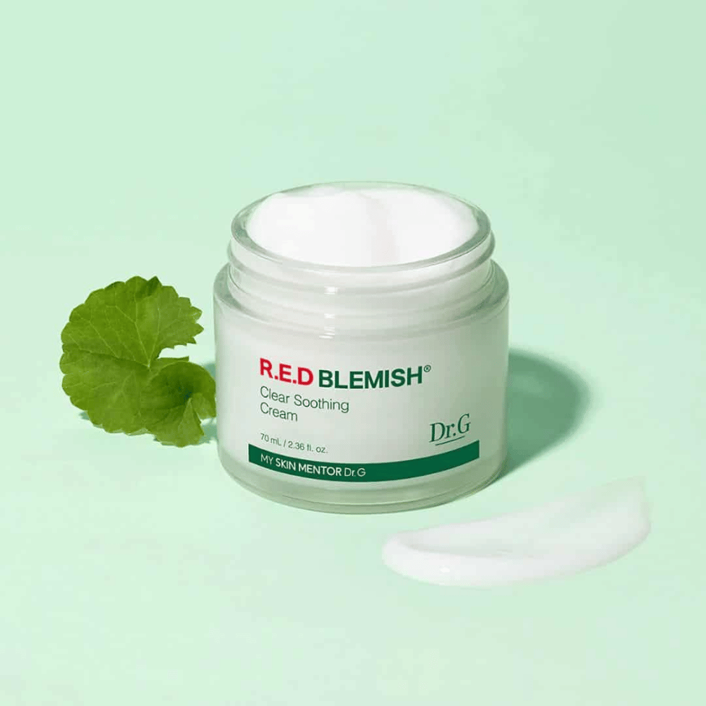 Dr.G R.E.D Blemish Clear Soothing Cream beroliger og fukter sensitiv hud. Beriket med Centella Asiatica og hyaluronsyre, styrker den hudbarrieren og reduserer rødhet. Perfekt for daglig pleie for en balansert og klar hud.
