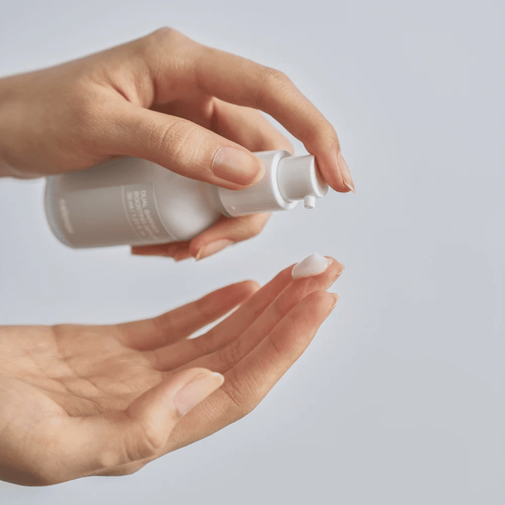 Celimax Dual Barrier Boosting Serum pumpes ut i hånden, lett serumtekstur for daglig hudpleie og barriere reparasjon.