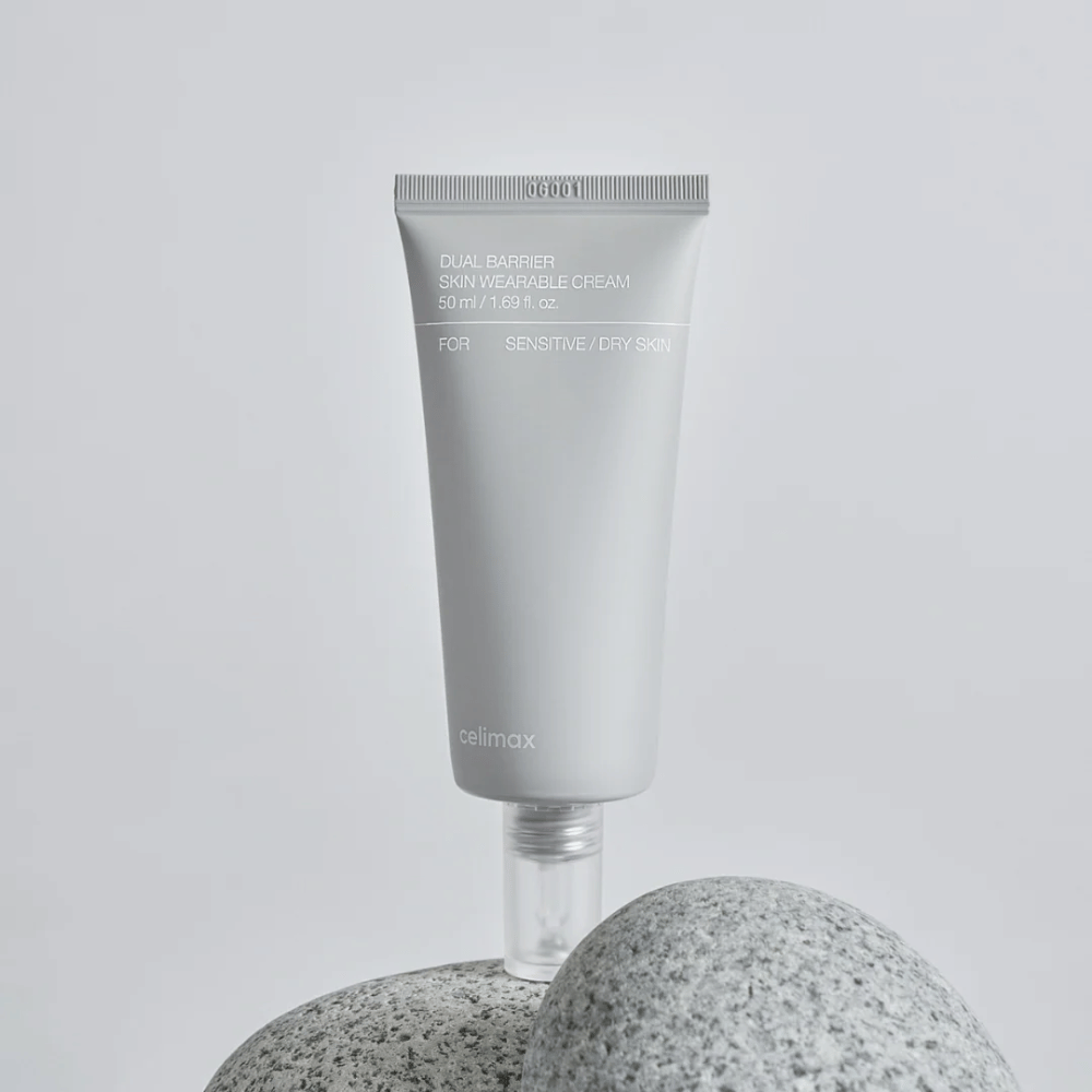 Celimax Dual Barrier Skin Wearable Cream på stein, fuktighetsgivende ansiktskrem utviklet for sensitiv og tørr hud med fokus på hudbarriere og komfort.