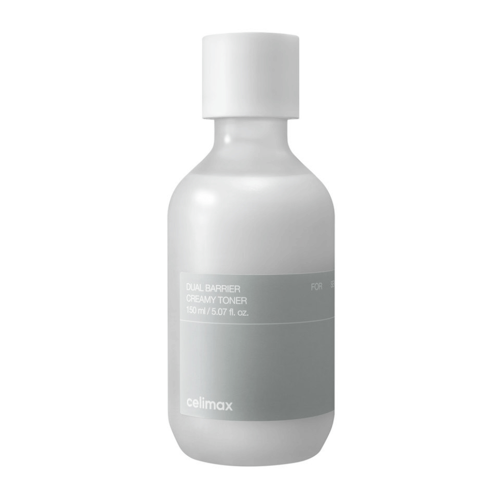 Hvit flaske med grå etikett for Celimax Dual Barrier Creamy Toner – en fuktighetsgivende toner med mild formel, spesielt utviklet for sensitiv og tørr hud.