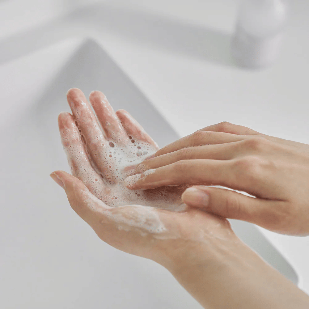 Mild gelrens som skummer i hendene – skånsom ansiktsrens som renser huden effektivt uten å tørke ut, perfekt for sensitiv og barriere-svak hud.